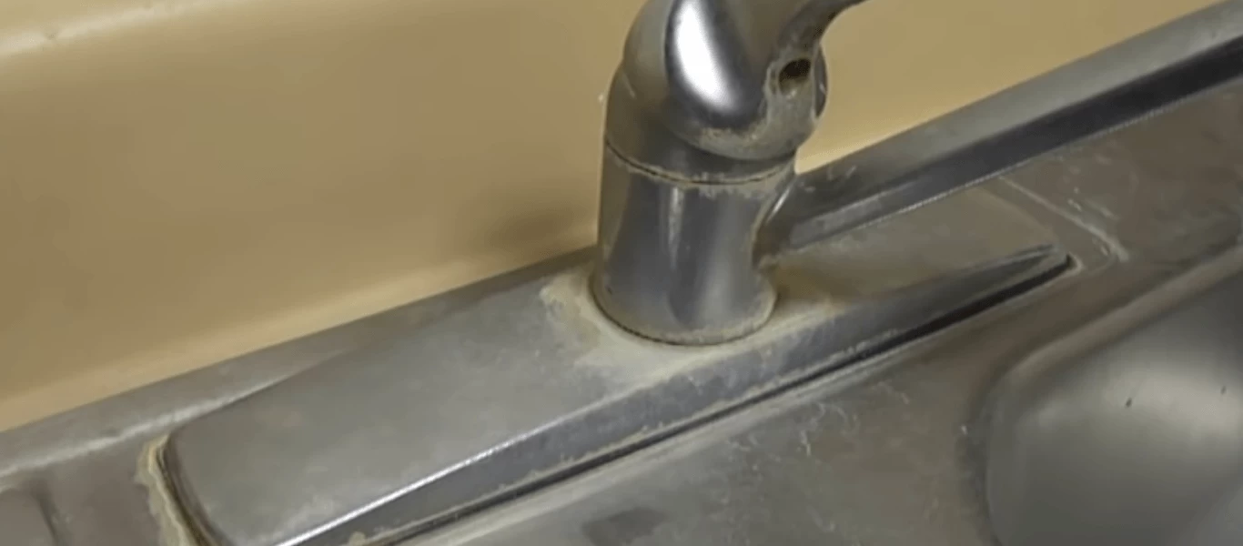 Με αυτόν τον τρόπο θα αφαιρέσετε εύκολα τα άλατα στον νεροχύτη και την βρύση (βίντεο)